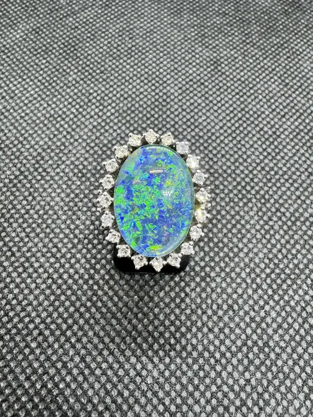 Opalring mit Diamanten
