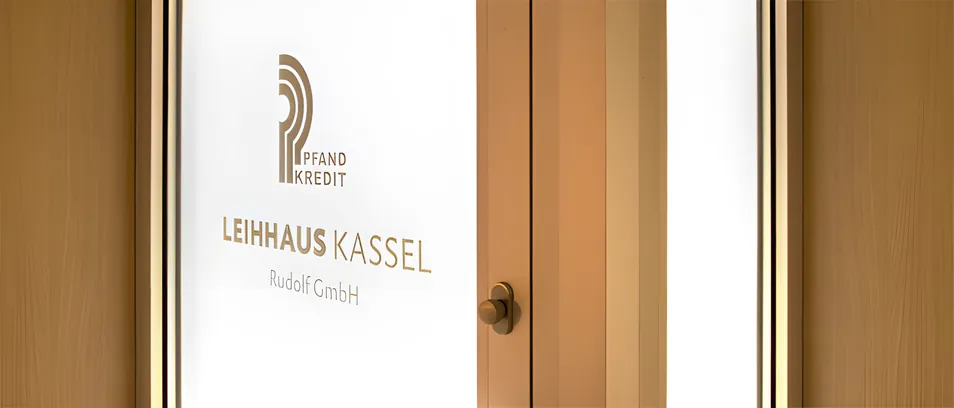 Eingang mit Pfandkredit-Signet