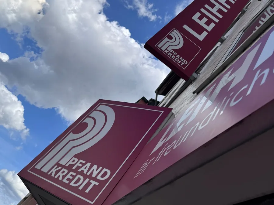 Die weinrote Außenwerbung des Leihhauses Kassel an der Werner-Hilpert-Straße&nbsp;5