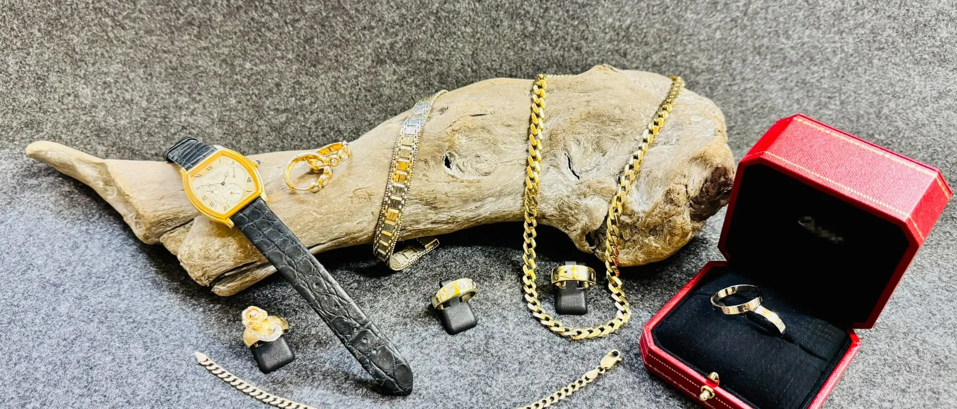 Schmuck und Uhren auf Samt im Ladengeschäft des Leihhauses Kassel