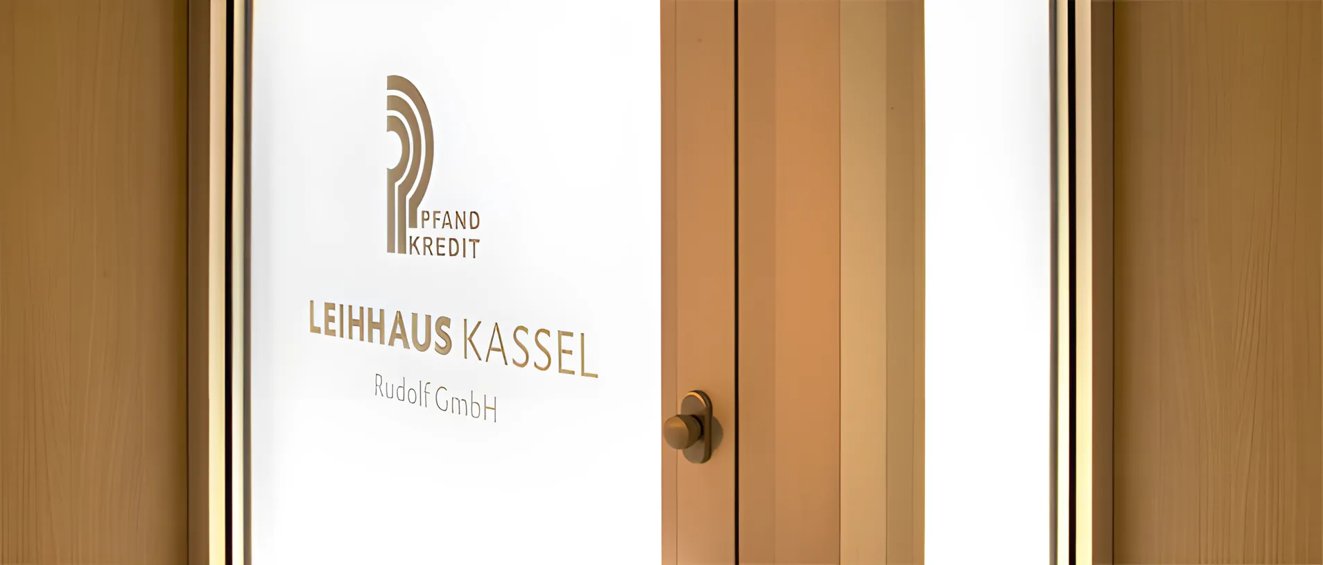 Eingangstür des Leihhauses Kassel mit Pfandkredit-Signet